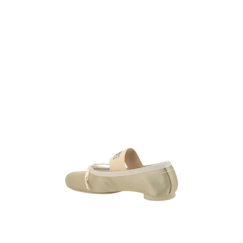 Ballerines brodées avec talon bloc en cuir