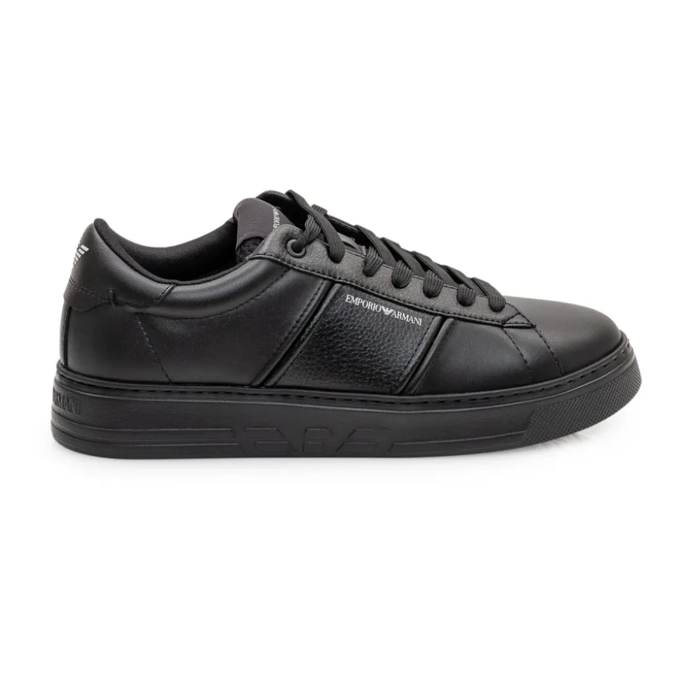 Baskets en cuir avec logo gaufré et panneau contrastant