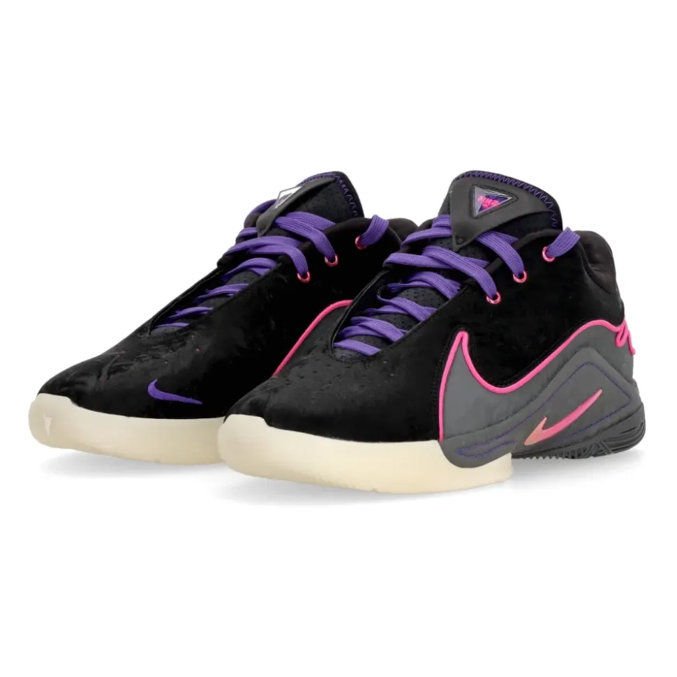 Chaussure de basket Lebron XXII