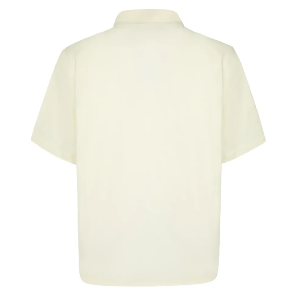 Chemise en tissu écru. Courte