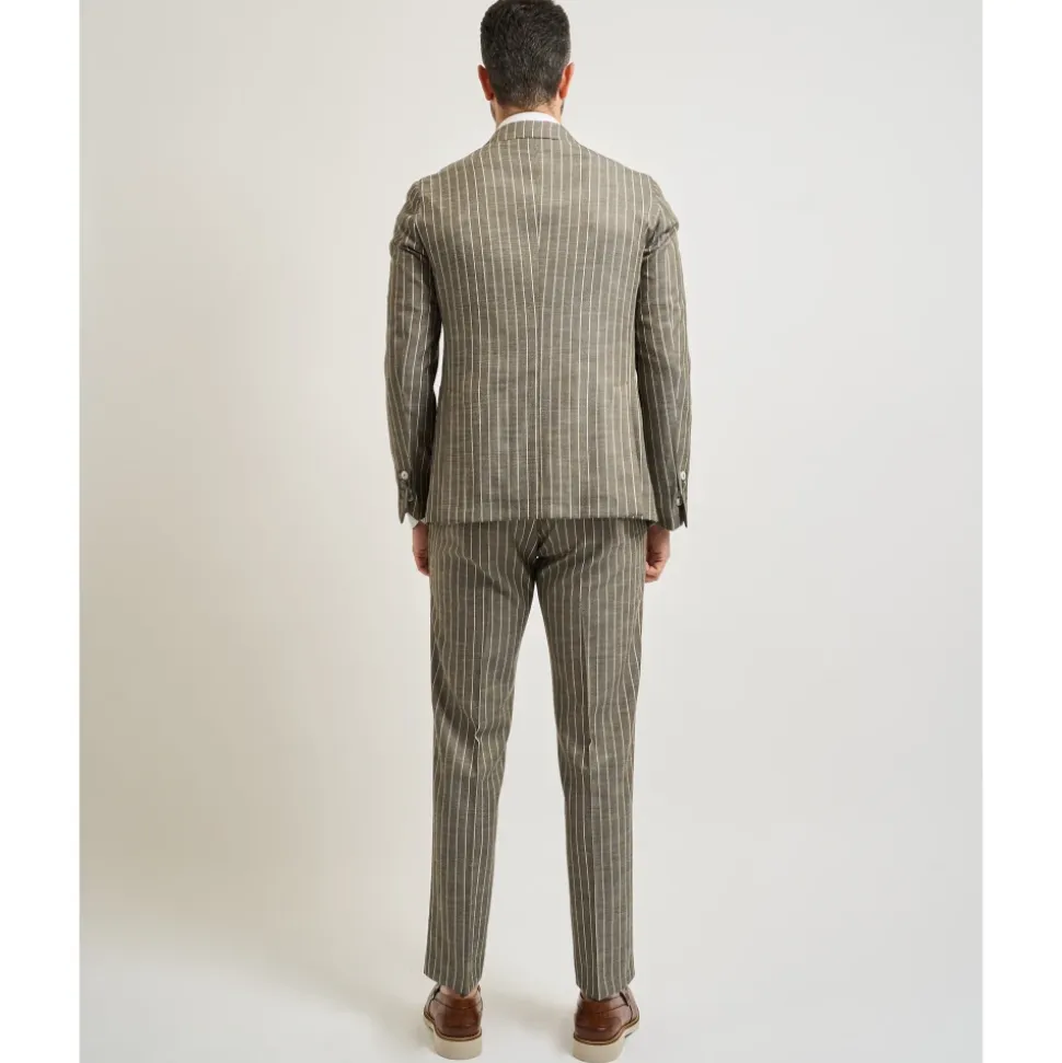 Costume élégant à simple boutonnage
