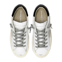 Flat shoes