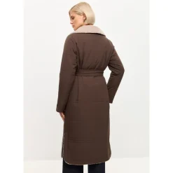 Long manteau ceinturé avec col en peau lainée