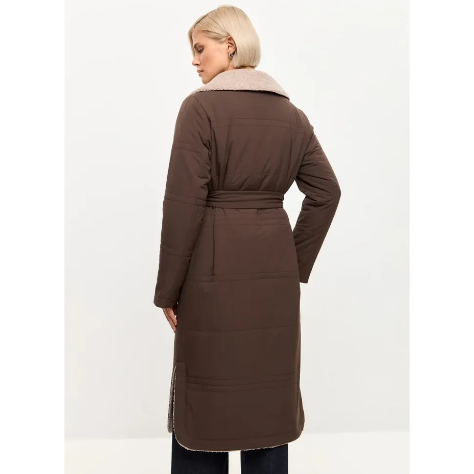 Long manteau ceinturé avec col en peau lainée