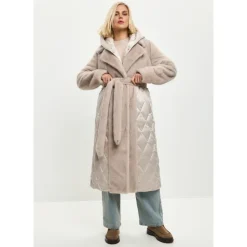 Manteau matelassé en fausse fourrure perle avec ceinture