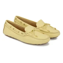 Mocassins jaunes avec une bride sur une semelle cloutée