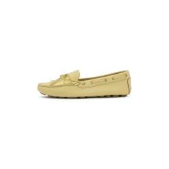 Mocassins jaunes avec une bride sur une semelle cloutée