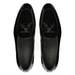 Mocassins noirs laqués avec une pochette.Ce produit taille petit.