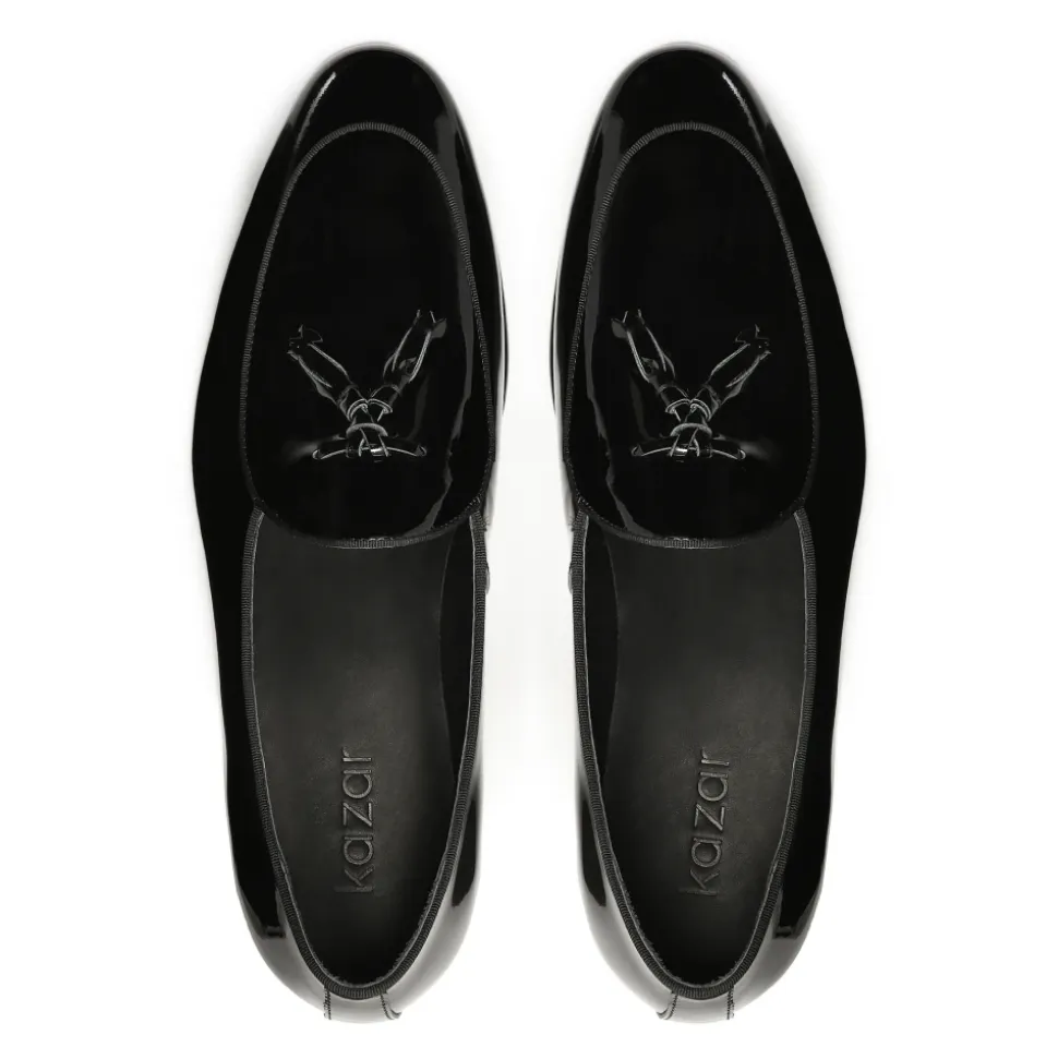 Mocassins noirs laqués avec une pochette.Ce produit taille petit.