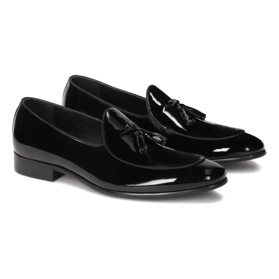 Mocassins noirs laqués avec une pochette.Ce produit taille petit.