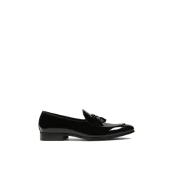 Mocassins noirs laqués avec une pochette.Ce produit taille petit.
