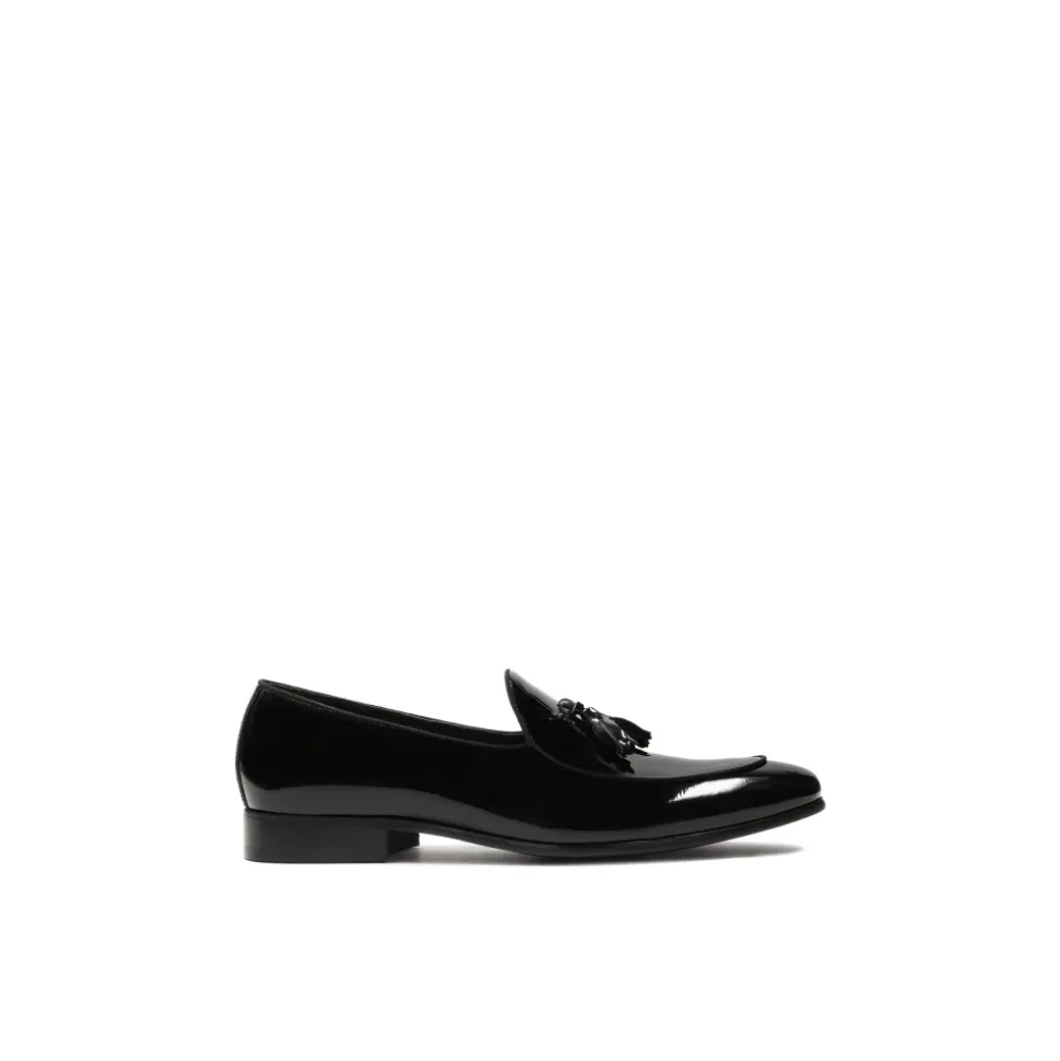 Mocassins noirs laqués avec une pochette.Ce produit taille petit.