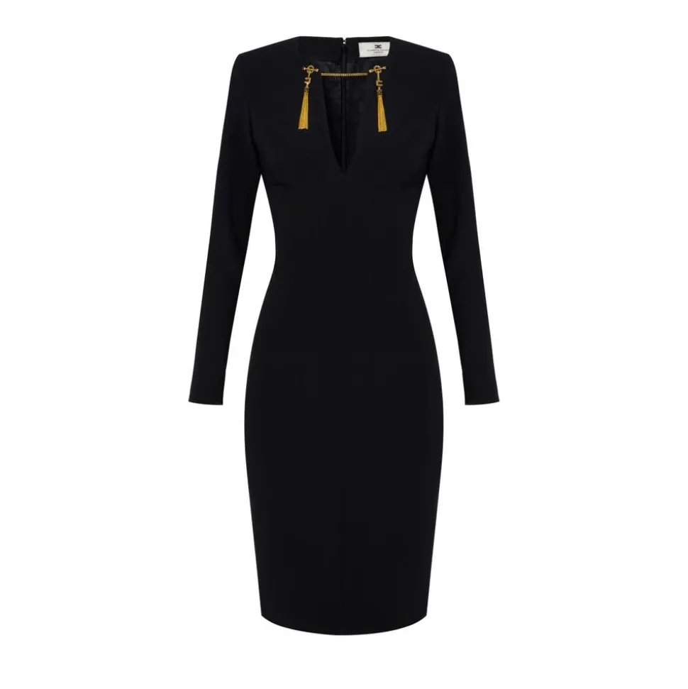 Robe en crêpe léger avec chaîne de bijoux