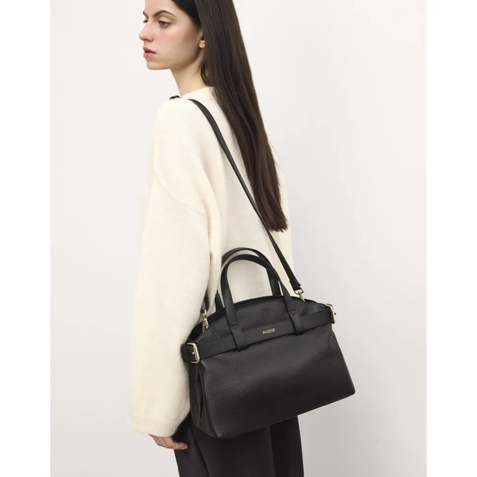 Sac à main en cuir noir avec sangle décorative et intérieur fonctionnel