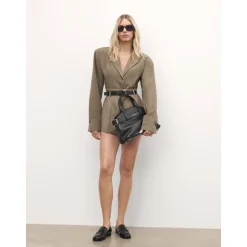 Sac à main en cuir noir avec sangle décorative et intérieur fonctionnel