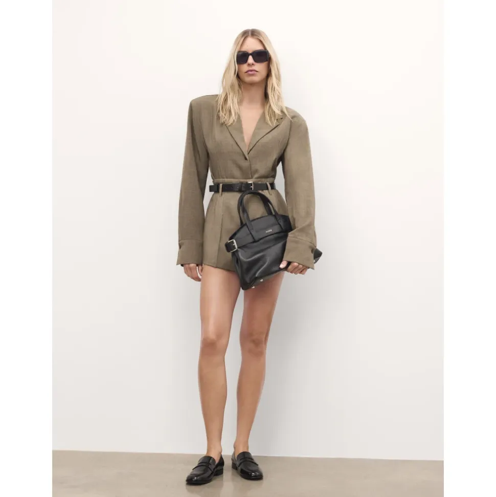Sac à main en cuir noir avec sangle décorative et intérieur fonctionnel