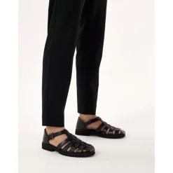 Sandales noires pour hommes avec un talon couvert et un orteil.Ce produit taille grand.