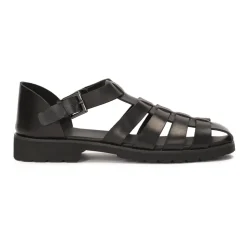 Sandales noires pour hommes avec un talon couvert et un orteil.Ce produit taille grand.
