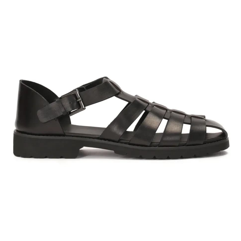 Sandales noires pour hommes avec un talon couvert et un orteil.Ce produit taille grand.