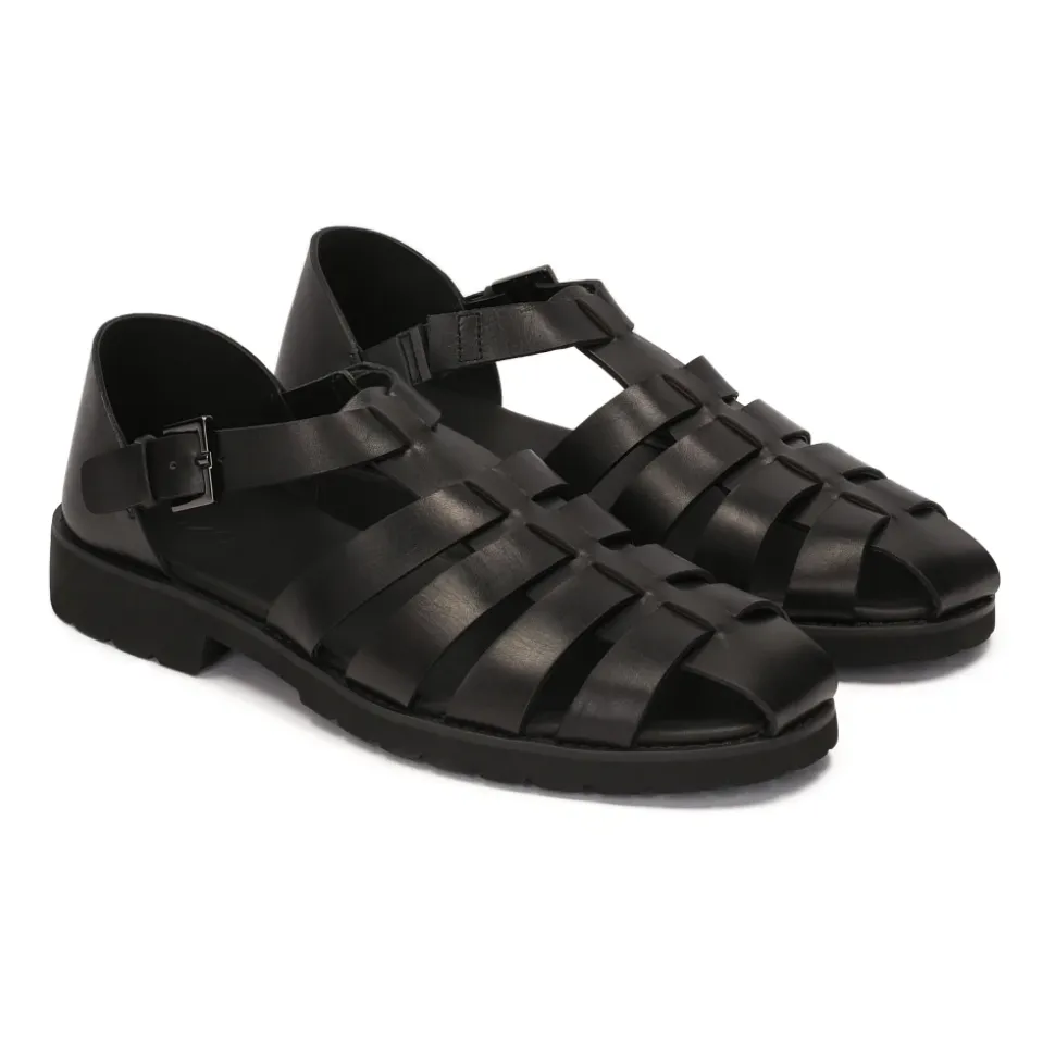 Sandales noires pour hommes avec un talon couvert et un orteil.Ce produit taille grand.