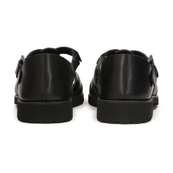 Sandales noires pour hommes avec un talon couvert et un orteil.Ce produit taille grand.